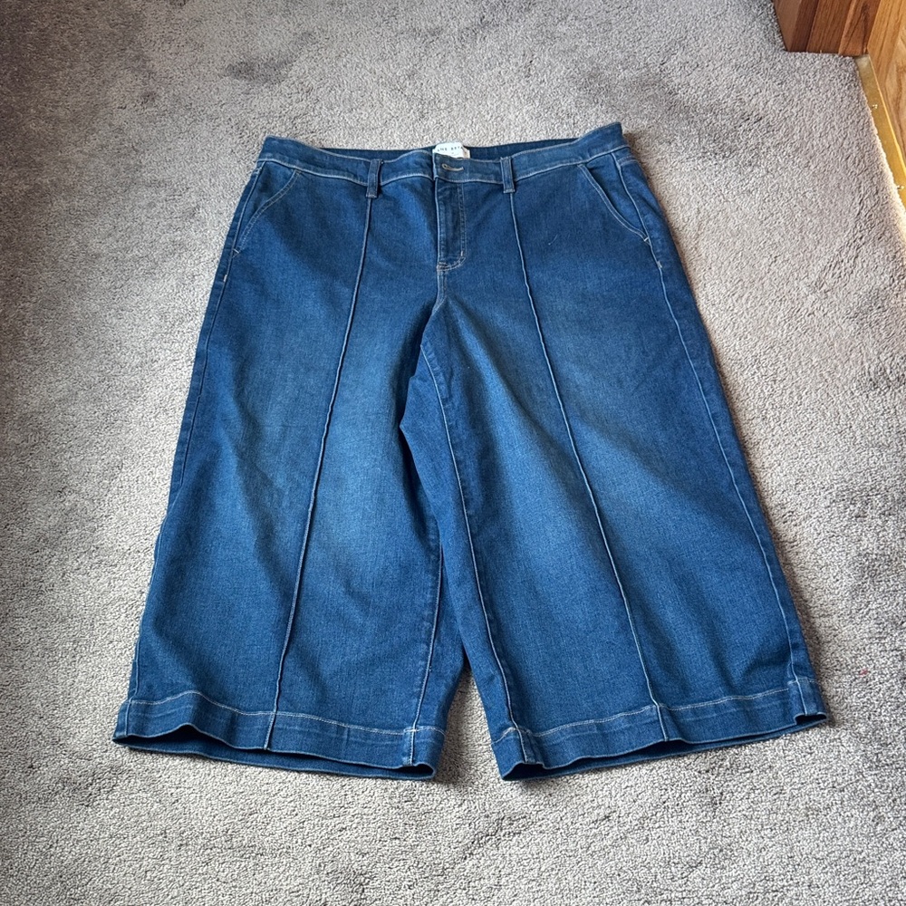 Lane Bryant Signature Fit Wide Leg Crop Jeans SIZE 16 Mid Rise Denim